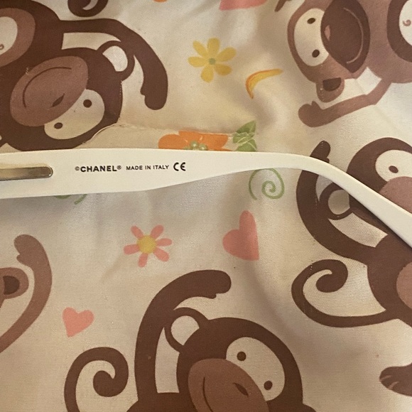 Preloved Chanel round shaped Black&White sunglasses - Picture 8 of 14